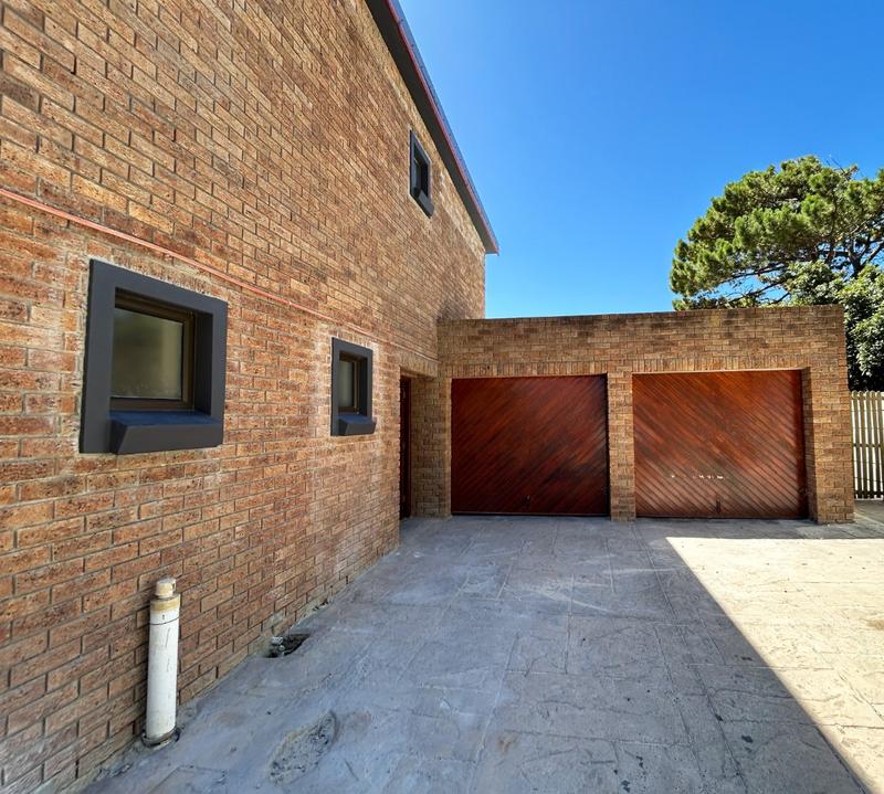 5 Bedroom Property for Sale in Capri Western Cape